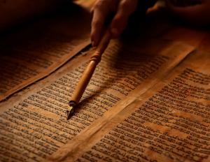 Кто, когда и на каком языке написал Библию